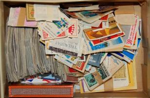 593 db vegyes magyar és külföldi gyufacímke dobozban