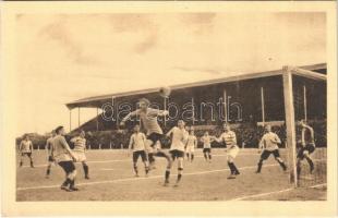 1913 március 16. FTC-MTK labdarúgó mérkőzés. Corner helyzet, Bíró Gyuszi gyönyörű fejessel véd. Kiadja a Klasszikus pillanatok vállalata 7. sz. / Hungarian football match