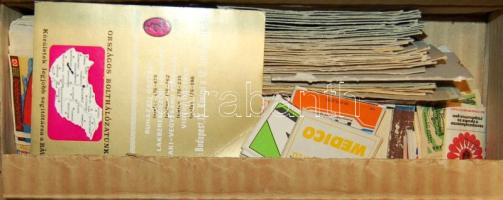 820 db magyar és külföldi gyufacímke és gyufásdoboz dobozban