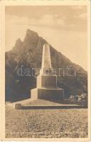 Obelisk am Falzaregopaß (2117 m) gegen Sasso di Stria, Dolomitenstraße Tirol / WWI Austro-Hungarian K.u.K. military, war memorial, monument in the Dolomites
