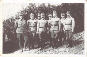 Az ezredparancsnok törzsével és zászlóalj parancsnokaival (1916) Kiadja a M. kir. Károly király, volt 1. honvéd gyalogezred özvegy- és árvaalapja / WWI Austro-Hungarian K.u.K. military, regiment commander (kis szakadás / small tear)