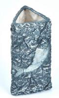 Retro háromszögű iparművész váza plasztikus hal dekorral, mázas kerámia, jelzett (formaszámmal?), apró kopásnyomokkal, m: 17,5 cm