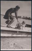cca 1934 Kinszki Imre (1901-1945) budapesti fotóművész hagyatékából, jelzés nélküli vintage fotó (játszó gyermek a stégen), 13,4x8,5 cm