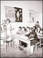 cca 1968 Budapest, képriport a Vas utcai Egészségügyi Szaközépiskolából, elméleti és gyakorlati okta...