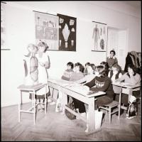 cca 1968 Budapest, képriport a Vas utcai Egészségügyi Szaközépiskolából, elméleti és gyakorlati okta...