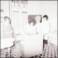 cca 1968 Budapest, képriport a Vas utcai Egészségügyi Szaközépiskolából, elméleti és gyakorlati okta...