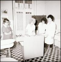cca 1968 Budapest, képriport a Vas utcai Egészségügyi Szaközépiskolából, elméleti és gyakorlati okta...