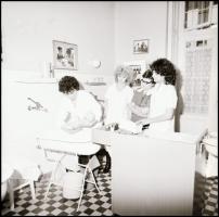 cca 1968 Budapest, képriport a Vas utcai Egészségügyi Szaközépiskolából, elméleti és gyakorlati okta...