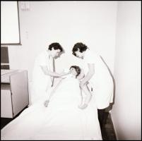 cca 1968 Budapest, képriport a Vas utcai Egészségügyi Szaközépiskolából, elméleti és gyakorlati okta...