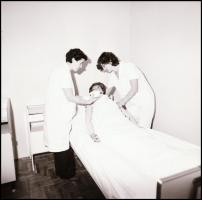 cca 1968 Budapest, képriport a Vas utcai Egészségügyi Szaközépiskolából, elméleti és gyakorlati okta...