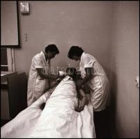 cca 1968 Budapest, képriport a Vas utcai Egészségügyi Szaközépiskolából, elméleti és gyakorlati okta...