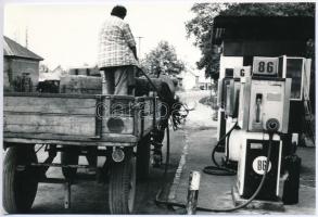 cca 1977 Némedi, amikor a benzin olcsóbb volt, mint az abrak, a lovasfogat ,,tankolása, vintage fotó, 11x16,5 cm