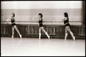 cca 1960 és 1985 között készült felvételek vegyesen, 325 db vintage NEGATÍV Magyar Alfréd budapesti ...