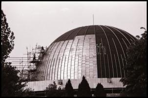cca 1977 Budapesti Planetárium kupolája, Kalocsai Rudolf (?-?) budapesti fotóriporter és fotóművész hagyatékából, 24 db vintage NEGATÍV felvétel, 24x36 mm