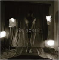 cca 1978 Műtermi kísérletek egy aktfotózáson, 7 db vintage NEGATÍV, 6x6 cm