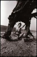 cca 1975 A szörny és a szépség találkozása, szolidan erotikus felvételek, 16 db vintage NEGATÍV, 36x...