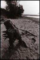 cca 1975 A szörny és a szépség találkozása, szolidan erotikus felvételek, 16 db vintage NEGATÍV, 36x...