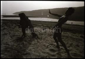 cca 1975 A szörny és a szépség találkozása, szolidan erotikus felvételek, 16 db vintage NEGATÍV, 36x...