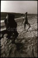 cca 1975 A szörny és a szépség találkozása, szolidan erotikus felvételek, 16 db vintage NEGATÍV, 36x...