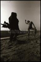 cca 1975 A szörny és a szépség találkozása, szolidan erotikus felvételek, 16 db vintage NEGATÍV, 36x...