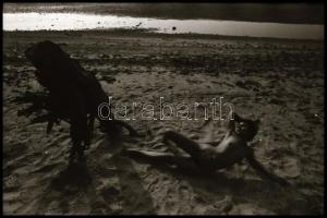 cca 1975 A szörny és a szépség találkozása, szolidan erotikus felvételek, 16 db vintage NEGATÍV, 36x...