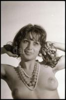 cca 1981 Egy pohár vermut oldja a gátlásokat..., Marinkay István (1920-?) veszprémi fotóművész hagya...