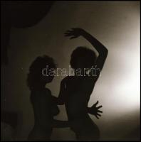 cca 1987 Menesdorfer Lajos (1941-2005) budapesti fotóművész hagyatékából 7 db vintage NEGATÍV, valam...