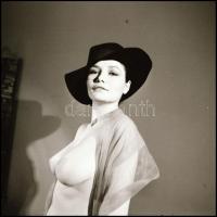 cca 1989 Menesdorfer Lajos (1941-2005) budapesti fotóművész hagyatékából 11 db vintage NEGATÍV, vala...