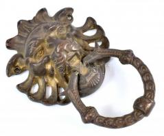 Plasztikus oroszlánfejet formáló réz kopogtató, , apró kopásnyomokkal, 15x10 cm