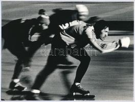cca 1972 Gebhardt György (1910-1993) budapesti fotóművész hagyatékából, jelzés nélküli vintage fotóművészeti alkotás (Korcsolyaverseny), 17,8x23,8 cm