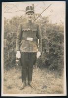 1941 Kiskunfélegyházi rendőr, feliratozott vintage fotó Mosonyi Antalné (?-?) fényképész hagyatékából, 8,4x5,7 cm