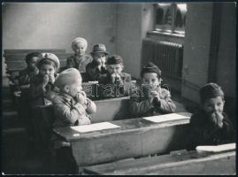 1945 Budapest, megindult a tanítás az iskolákban, Bojár Sándor (1914-2000) fotóriporter hagyatékából, jelzés nélküli fotó, 9x12 cm