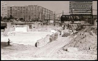 1983 Budapest, Váci út, a metró Árpád hídi állomásának építése idején, 32 db vintage NEGATÍV, 24x36 ...