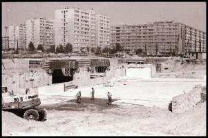 1983 Budapest, Váci út, a metró Árpád hídi állomásának építése idején, 32 db vintage NEGATÍV, 24x36 ...