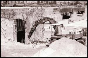 1983 Budapest, Váci út, a metró Árpád hídi állomásának építése idején, 32 db vintage NEGATÍV, 24x36 ...