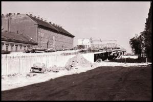 1983 Budapest, Váci út, a metró Árpád hídi állomásának építése idején, 32 db vintage NEGATÍV, 24x36 ...