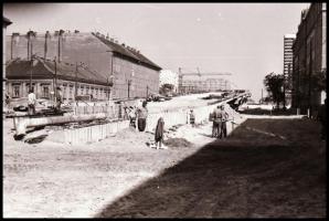 1983 Budapest, Váci út, a metró Árpád hídi állomásának építése idején, 32 db vintage NEGATÍV, 24x36 ...