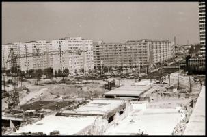 1983 Budapest, Váci út, a metró Árpád hídi állomásának építése idején, 32 db vintage NEGATÍV, 24x36 ...