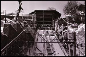 1986 Budapest, a budai sikló építése, környezeti városképpel együtt, 42 db vintage NEGATÍV, 24x36 mm