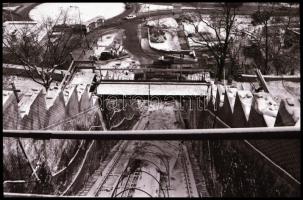 1986 Budapest, a budai sikló építése, környezeti városképpel együtt, 42 db vintage NEGATÍV, 24x36 mm