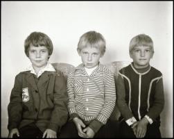 1978 Nagymágocs, Általános Iskola és a tanulók, Demeter Sándor (?-?) szentesi fényképész és fotóriporter hagyatékából 60 db vintage NEGATÍV, 6x6 cm