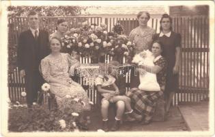 1940 Nagykáta, család a kertben kisbabával. Pottok photo (fl)