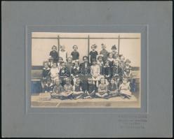 cca 1920 Budapest, Kelenföld, elemi leányiskola osztályképe, vintage fotó, 11,3x16,5 cm, karton 21x26 cm