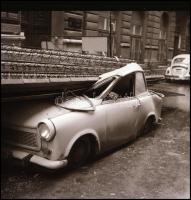 1981 Budapest, Szófia utca, egy összetört Trabant, amelyre vélhetően rádőlt a ház tatarozásához felállított állványzat, 12 db vintage NEGATÍV, 6x6 cm