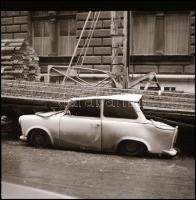 1981 Budapest, Szófia utca, egy összetört Trabant, amelyre vélhetően rádőlt a ház tatarozásához felá...