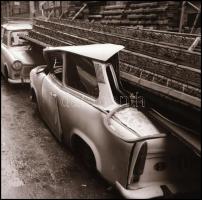 1981 Budapest, Szófia utca, egy összetört Trabant, amelyre vélhetően rádőlt a ház tatarozásához felá...