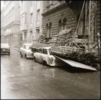 1981 Budapest, Szófia utca, egy összetört Trabant, amelyre vélhetően rádőlt a ház tatarozásához felá...
