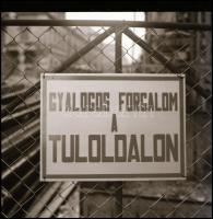 1981 Budapest, Szófia utca, egy összetört Trabant, amelyre vélhetően rádőlt a ház tatarozásához felá...