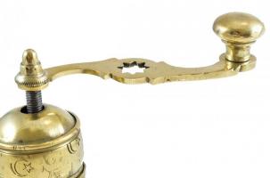 Gazdagon díszített sárgaréz hengeres fűszer vagy kávédaráló 23 cm