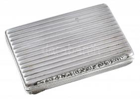 Ezüst(Ag) bordázott névjegykártyatartó, belül aranyozott, jelzett, 7,7×5,5×1,3 cm, nettó: 85,6 g